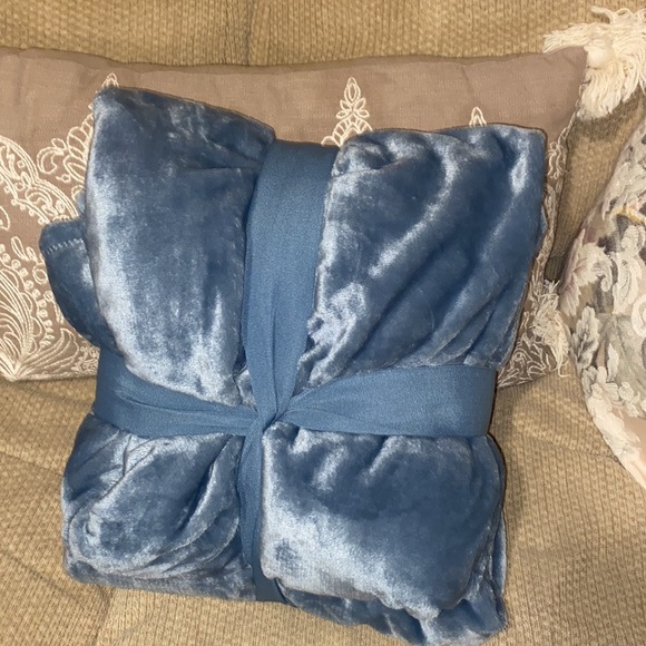 💙NWT Berkshire Heritage Collection Oversized Blanket/Throw - Picture 5 of 8